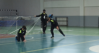 GÖZLÜKLERLE GÖSTERİ MAÇI YAPILDI