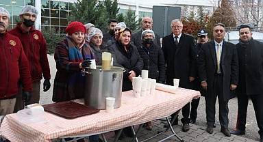 HASTANE ÖNÜNDE SICACIK ÇORBA İKRAMI