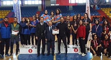 ŞAMPİYONLAR ÖDÜLLERİNİ ALDI