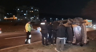 FECİ KAZADA KOPAN OTOMOBİL TEKERİ BÖYLE SIKIŞTI