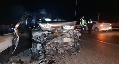 KIRIKKALE KARAYOLUNDA 3 ARAÇLI KAZADA ÇOK SAYIDA YARALI VAR
