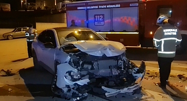 İKİ OTOMOBİL ÇARPIŞTI, YARALILAR SEVK EDİLDİ