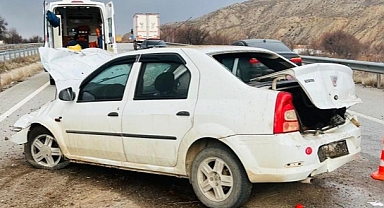 OTOMOBİL ÇELİK BARİYERLERE ÇARPTI