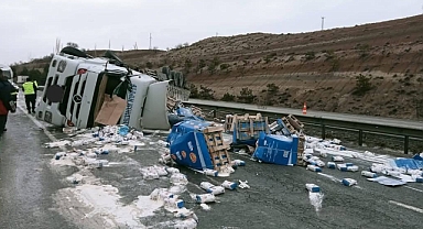 UN YÜKLÜ TIR DEVRİLDİ