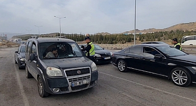 YOLLARDA BAYRAM HAREKETLİLİĞİ YAŞANIYOR
