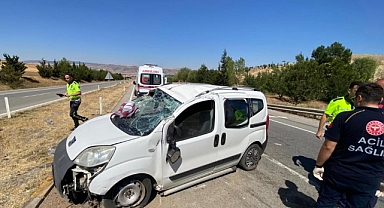 ARAÇ SU KANALINA DEVRİLDİ