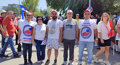 HAKLARINI ARAMAK İÇİN MEYDANLARA İNDİLER