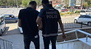 POLİS ENSESİNDEN AYRILMADI