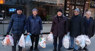 İHSANİYE CAMİİ CEMAATİ YABAN HAYVANLARINI AÇ BIRAKMIYOR