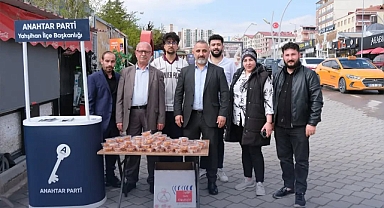 ŞEHİTLER İÇİN LOKMA DAĞITTI 