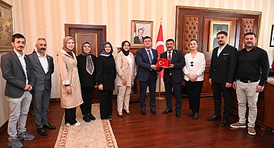 VALİ SARIİBRAHİM’E ANLAMLI TÜRK BAYRAĞI HEDİYESİ