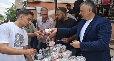MERHUM HİLMİ ŞEN'İN HAYRINA AŞURE İKRAMI NURETTİN ŞEN, AĞABEYİ HİLMİ ŞEN'İ DUALARLA ANDI
