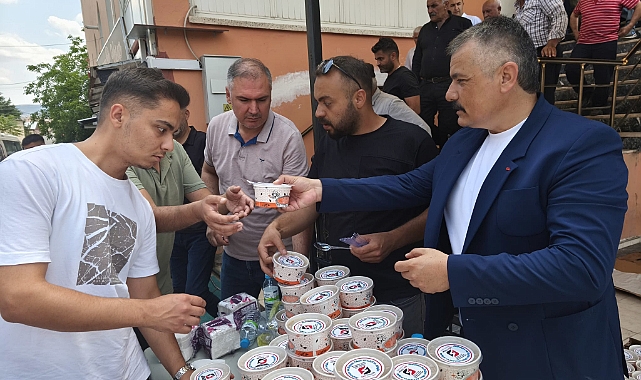 MERHUM HİLMİ ŞEN'İN HAYRINA AŞURE İKRAMI NURETTİN ŞEN, AĞABEYİ HİLMİ ŞEN'İ DUALARLA ANDI